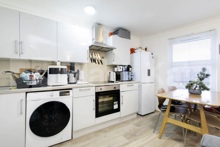 			2 Bedroom, 1 bath, 1 reception 			 High Road,  London  NW10
