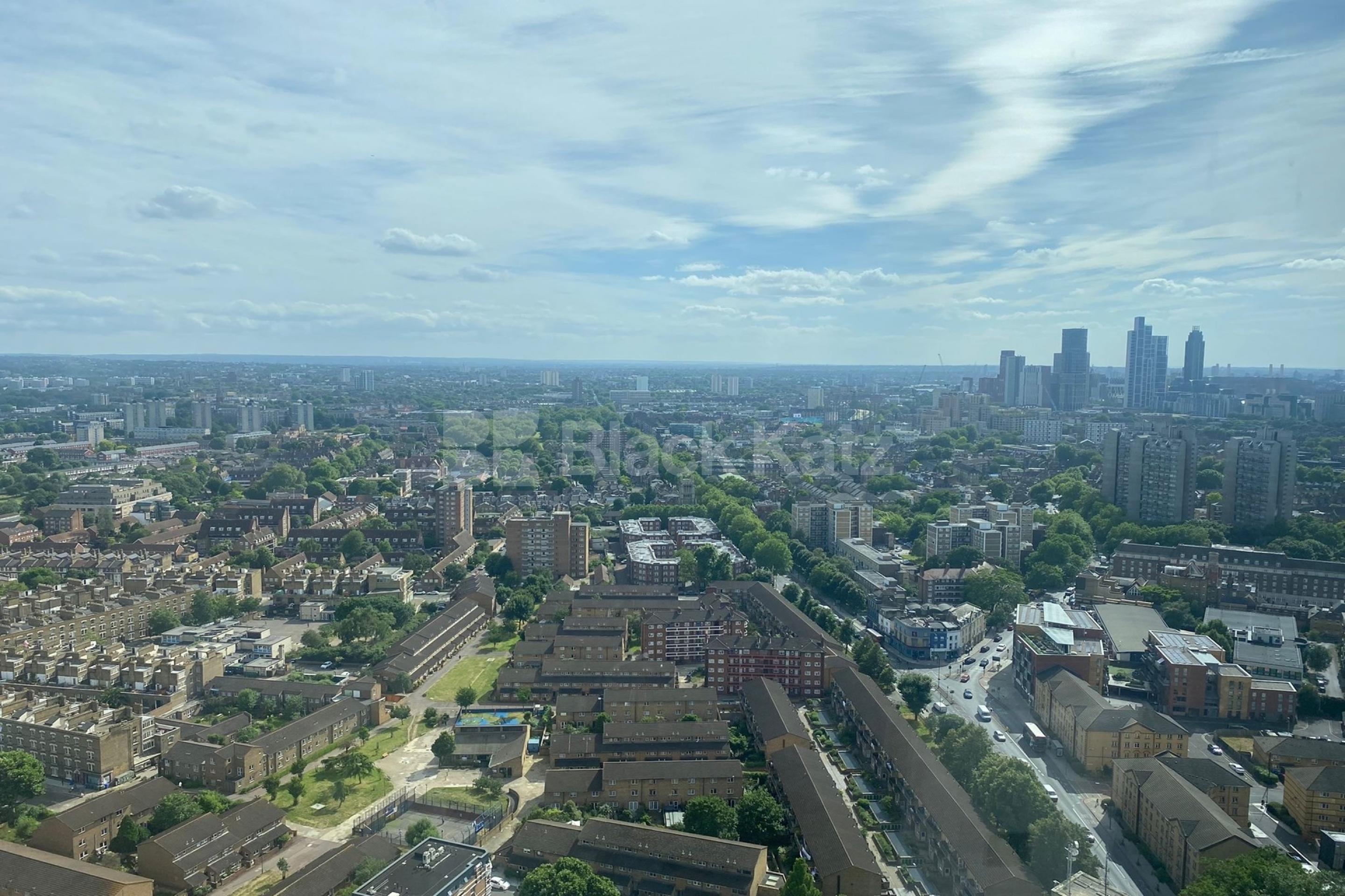 33rd floor with stunning views of the cityscape & 24 Hr. Concierge Strata, Walworth Road, Elephant and Castle SE1