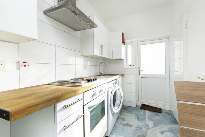 			Studio Apartment,  bath, 1 reception 			 Ash Grove, Cricklewood (Inclusive of Council tax, Gas+ Water)