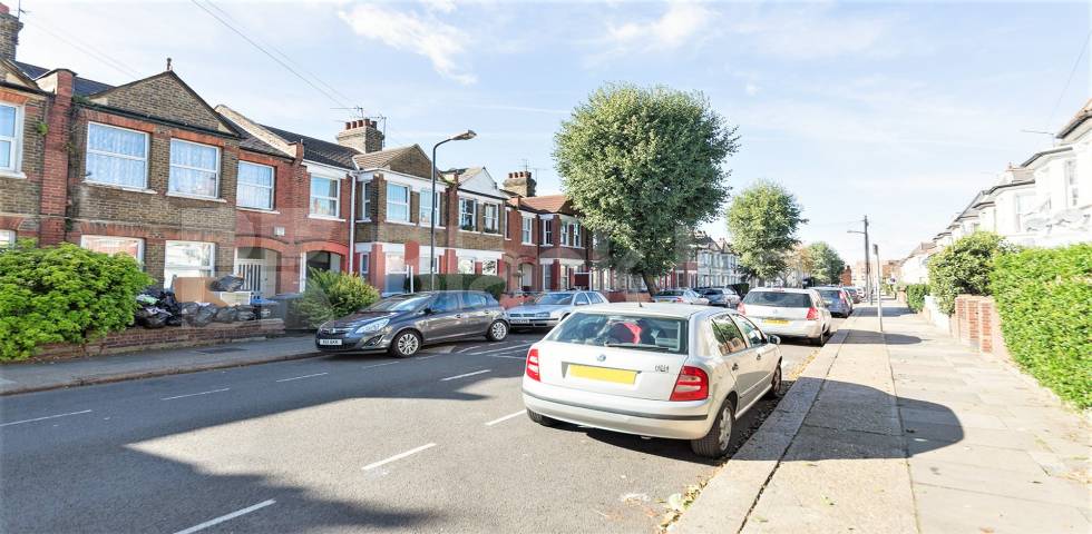 			2 Bedroom,  bath, 1 reception 			 Chapter Road,  London  NW2