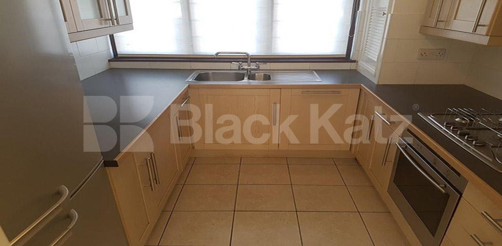 			LET , 2 Bedroom, 1 bath, 1 reception Apartment			 Tradewinds. Wards Wharf Approach, Docklands