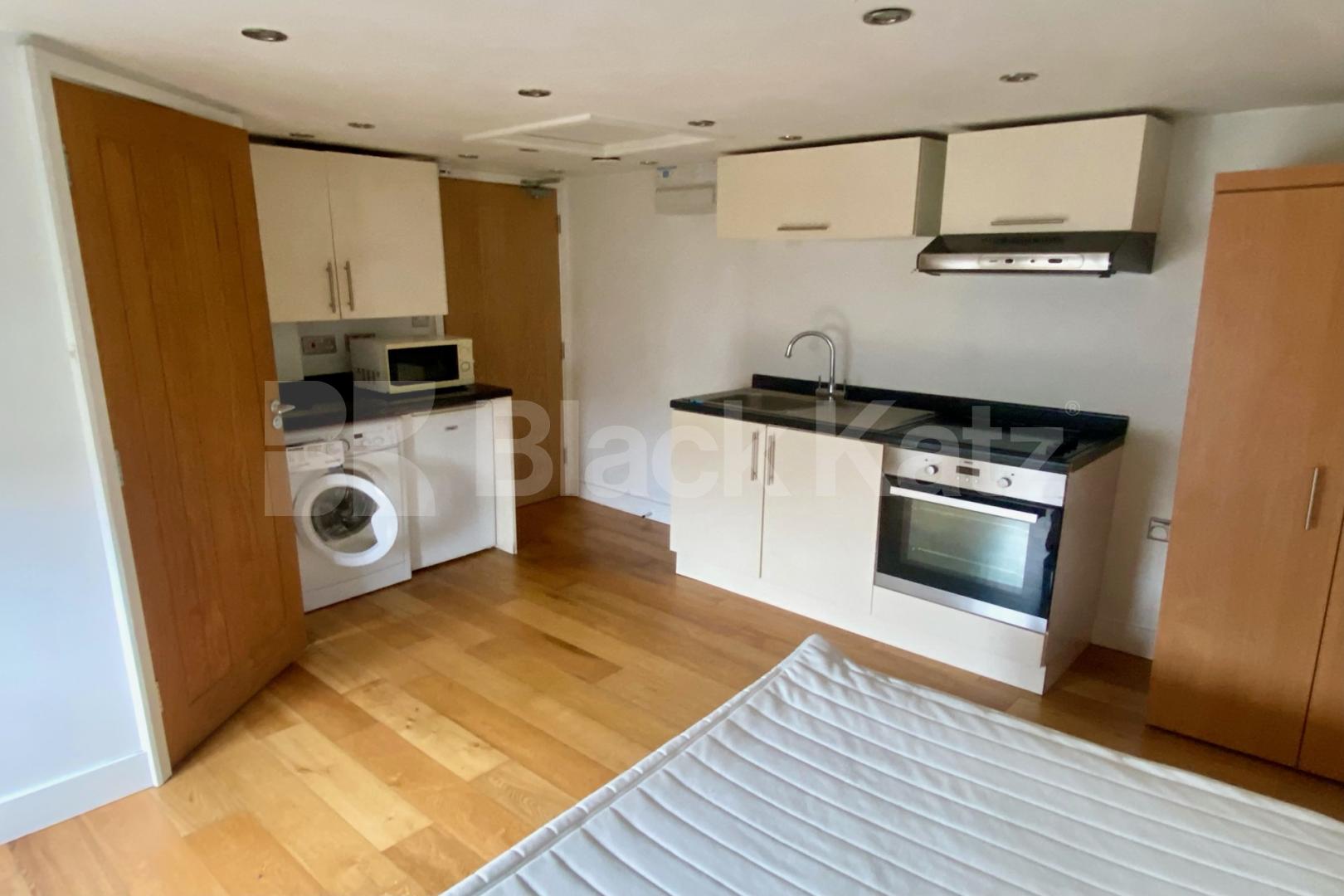 Small but perfectly formed, self contained top floor studio   Upper Tulse Hill, Brixton