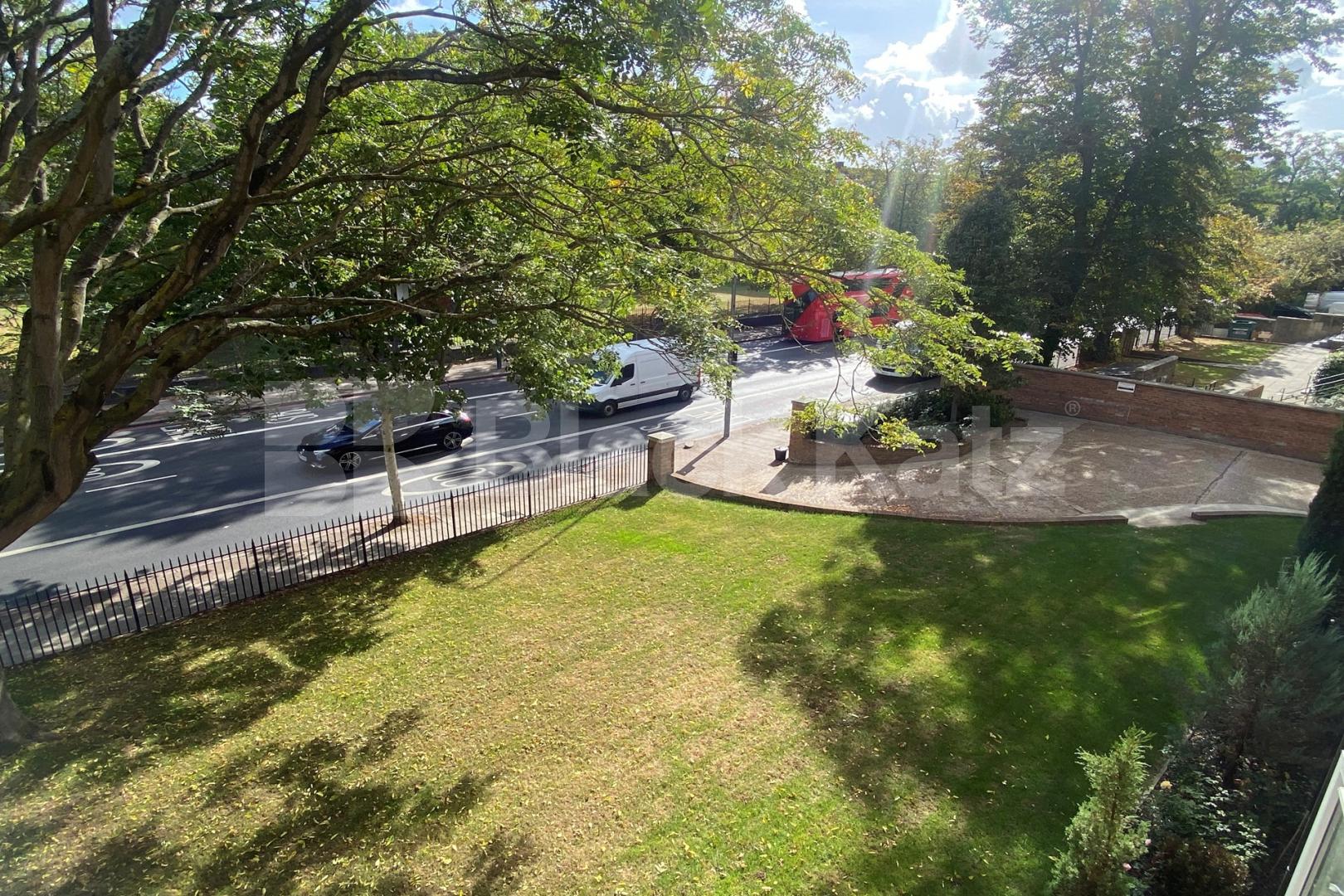 Superbly located, with parking, communal gardens & bicycle storage  Brixton Road, Oval / Brixton 