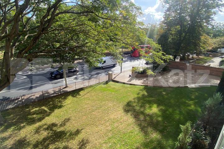 Superbly located, with parking, communal gardens & bicycle storage  Brixton Road, Oval / Brixton 