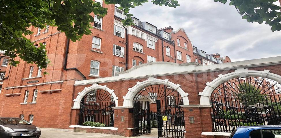 			LET , 2 Bedroom, 1 bath, 1 reception Apartment			 Page Street, St. James Park/Westminster 