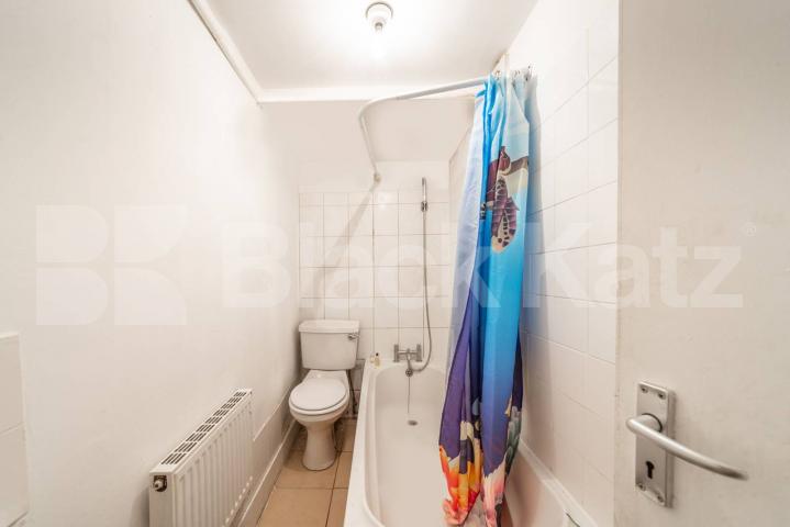 			NEW INSTRUCTION!, 4 Bedroom, 1 bath, 1 reception Flat			 Rochester Road, CAMDEN