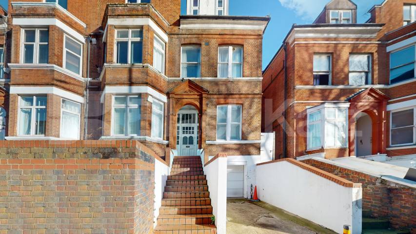Lovely two bed set within a period house close to Tube & Shops Finchley Road, Finchley Road / Swiss Cottage