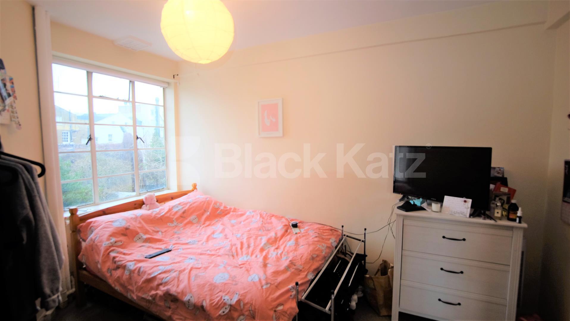 			MINS TO TUBE!, 1 Bedroom, 1 bath, 1 reception Flat			 Camden Road, CAMDEN