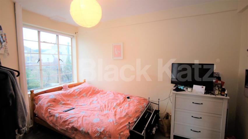 			MINS TO TUBE!, 1 Bedroom, 1 bath, 1 reception Flat			 Camden Road, CAMDEN