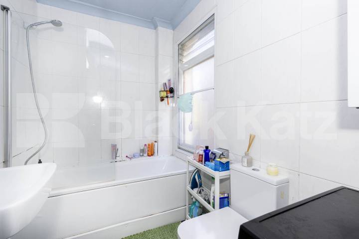 This is a fantastic split level three double bedroom, two bathrooms apartment set within well maintained Victorian house conversion in West Hampstead (JUBILEE LINE, OVERGROUND and THAMESLINK) Kilburn (JUBILEE LINE) Fordwych Road, London, NW2,  London