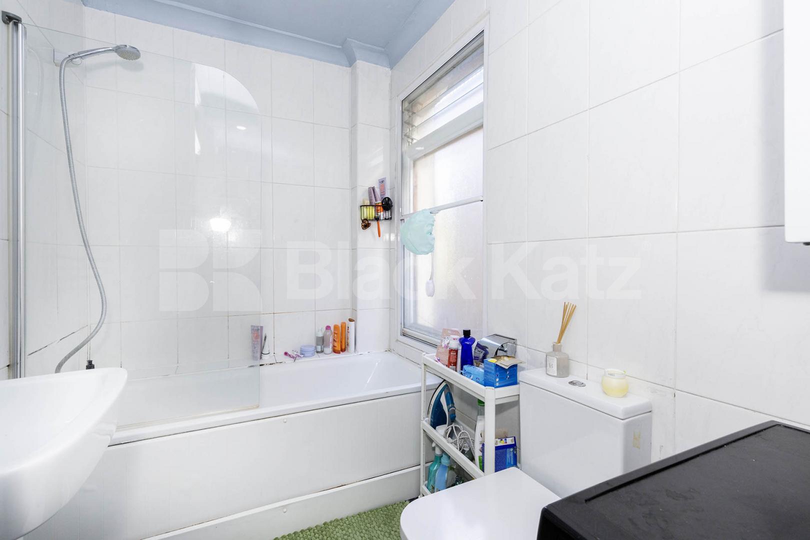 This is a fantastic split level three double bedroom, two bathrooms apartment set within well maintained Victorian house conversion in West Hampstead (JUBILEE LINE, OVERGROUND and THAMESLINK) Kilburn (JUBILEE LINE) Fordwych Road, London, NW2,  London