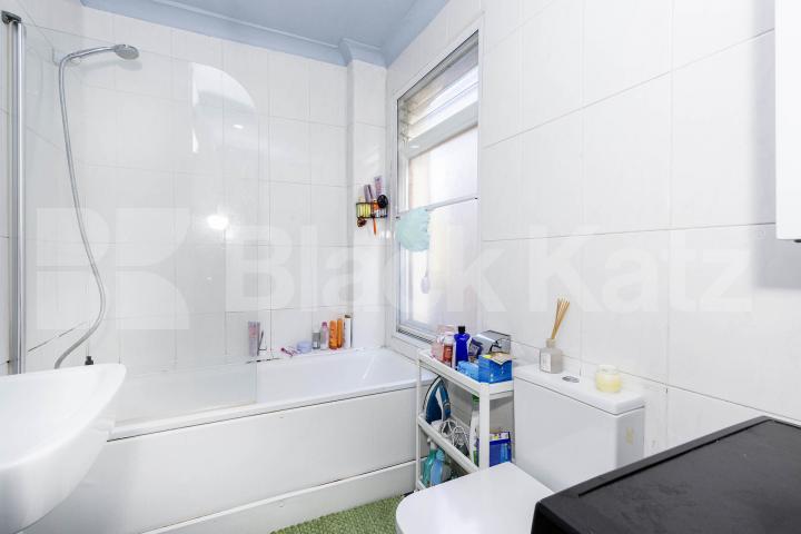 This is a fantastic split level three double bedroom, two bathrooms apartment set within well maintained Victorian house conversion in West Hampstead (JUBILEE LINE, OVERGROUND and THAMESLINK) Kilburn (JUBILEE LINE) Fordwych Road, London, NW2,  London
