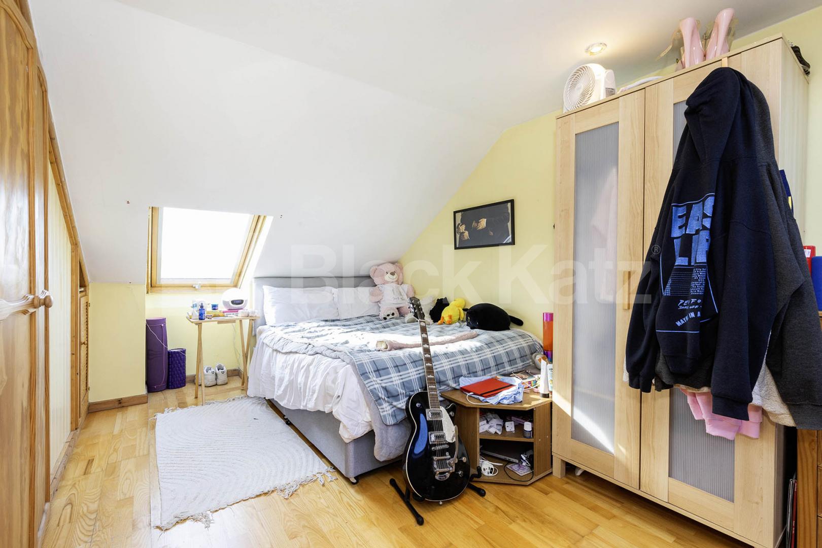 This is a fantastic split level three double bedroom, two bathrooms apartment set within well maintained Victorian house conversion in West Hampstead (JUBILEE LINE, OVERGROUND and THAMESLINK) Kilburn (JUBILEE LINE) Fordwych Road, London, NW2,  London