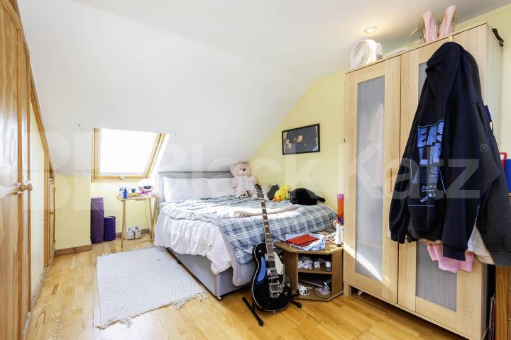 This is a fantastic split level three double bedroom, two bathrooms apartment set within well maintained Victorian house conversion in West Hampstead (JUBILEE LINE, OVERGROUND and THAMESLINK) Kilburn (JUBILEE LINE) Fordwych Road, London, NW2,  London