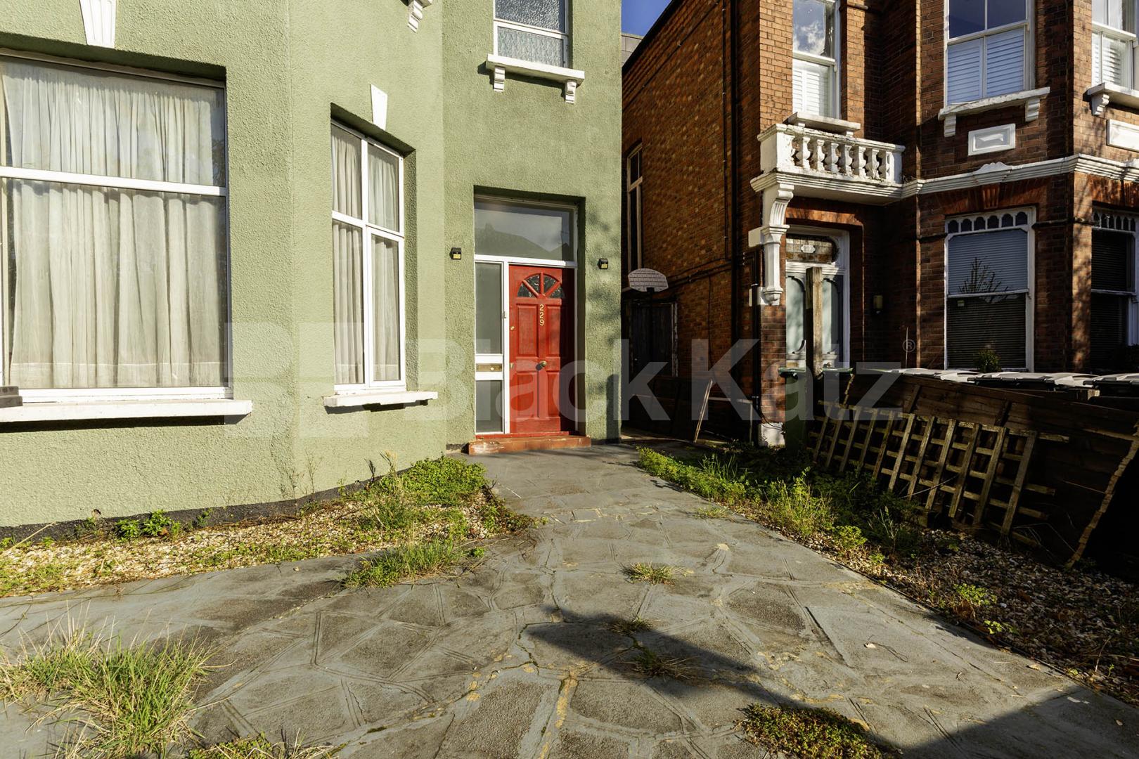 This is a fantastic split level three double bedroom, two bathrooms apartment set within well maintained Victorian house conversion in West Hampstead (JUBILEE LINE, OVERGROUND and THAMESLINK) Kilburn (JUBILEE LINE) Fordwych Road, London, NW2,  London