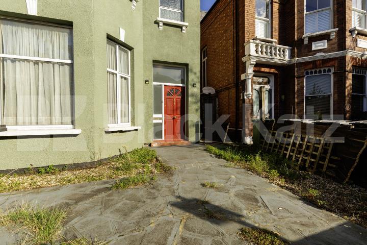 This is a fantastic split level three double bedroom, two bathrooms apartment set within well maintained Victorian house conversion in West Hampstead (JUBILEE LINE, OVERGROUND and THAMESLINK) Kilburn (JUBILEE LINE) Fordwych Road, London, NW2,  London
