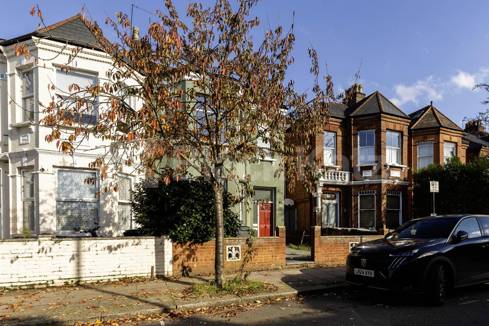 This is a fantastic split level three double bedroom, two bathrooms apartment set within well maintained Victorian house conversion in West Hampstead (JUBILEE LINE, OVERGROUND and THAMESLINK) Kilburn (JUBILEE LINE) Fordwych Road, London, NW2,  London