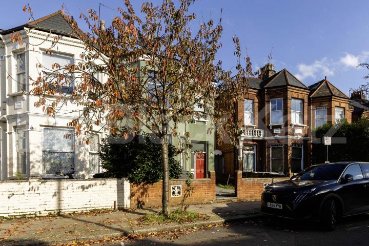 This is a fantastic split level three double bedroom, two bathrooms apartment set within well maintained Victorian house conversion in West Hampstead (JUBILEE LINE, OVERGROUND and THAMESLINK) Kilburn (JUBILEE LINE) Fordwych Road, London, NW2,  London
