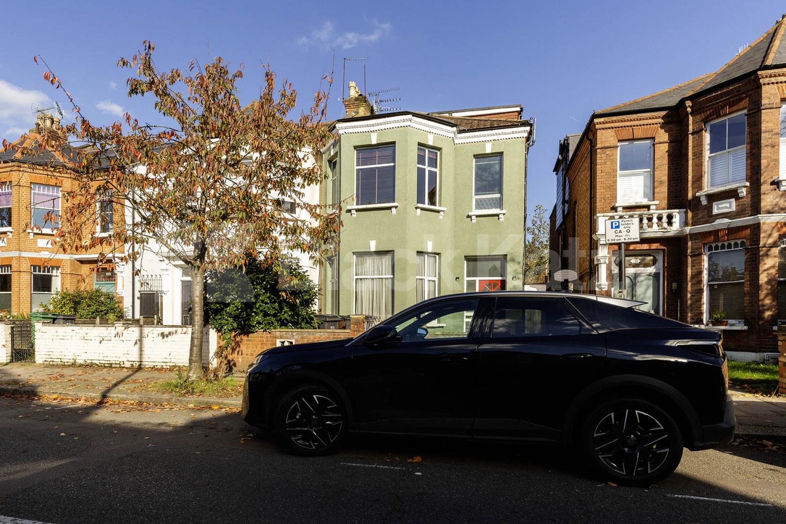 This is a fantastic split level three double bedroom, two bathrooms apartment set within well maintained Victorian house conversion in West Hampstead (JUBILEE LINE, OVERGROUND and THAMESLINK) Kilburn (JUBILEE LINE) Fordwych Road, London, NW2,  London