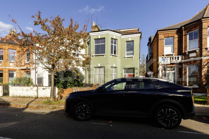 This is a fantastic split level three double bedroom, two bathrooms apartment set within well maintained Victorian house conversion in West Hampstead (JUBILEE LINE, OVERGROUND and THAMESLINK) Kilburn (JUBILEE LINE) Fordwych Road, London, NW2,  London