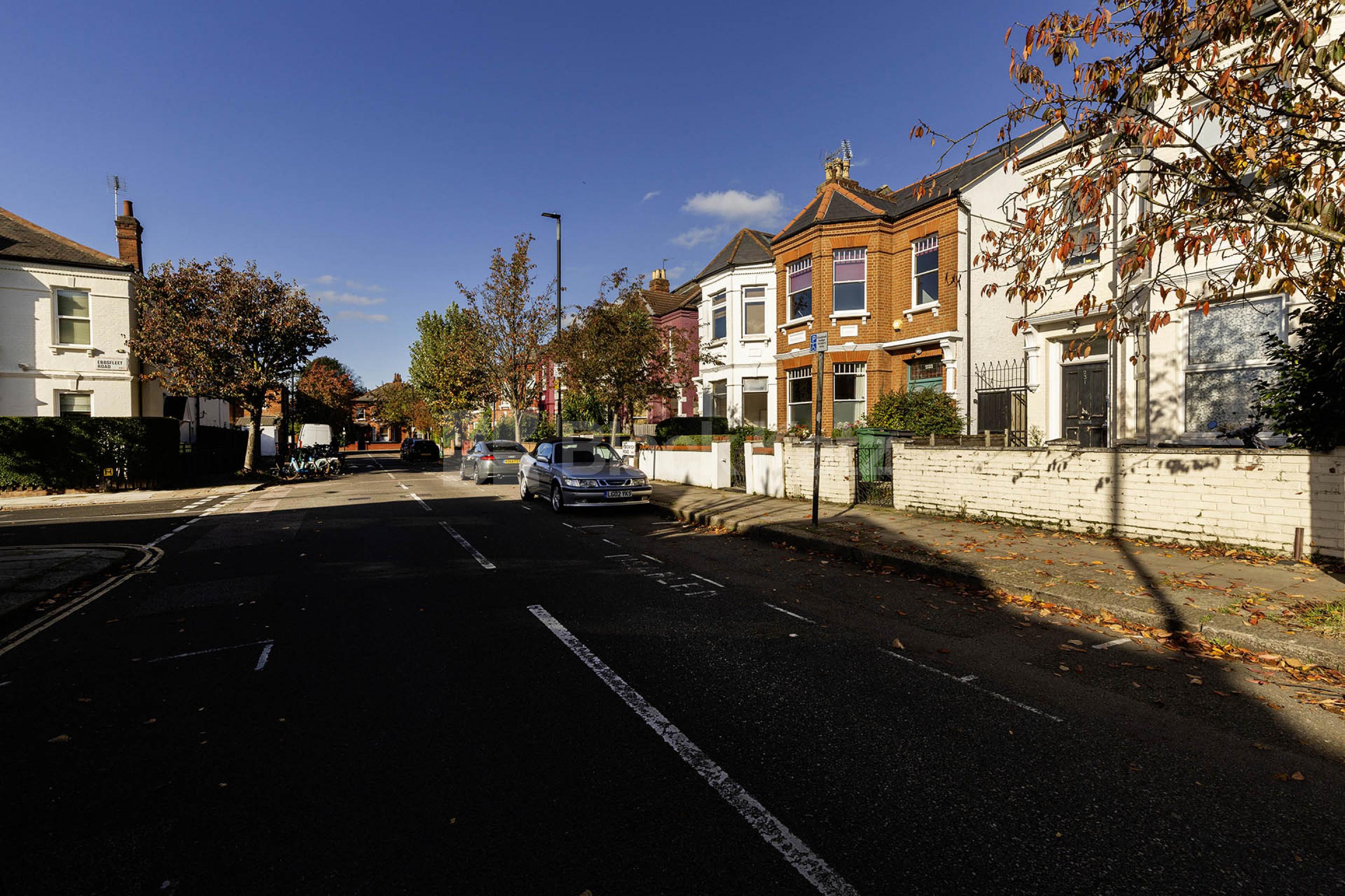 A well-presented three bedroom flat available to rent on fordwych road, nw2 Fordwych Road, London, NW2,  London NW2