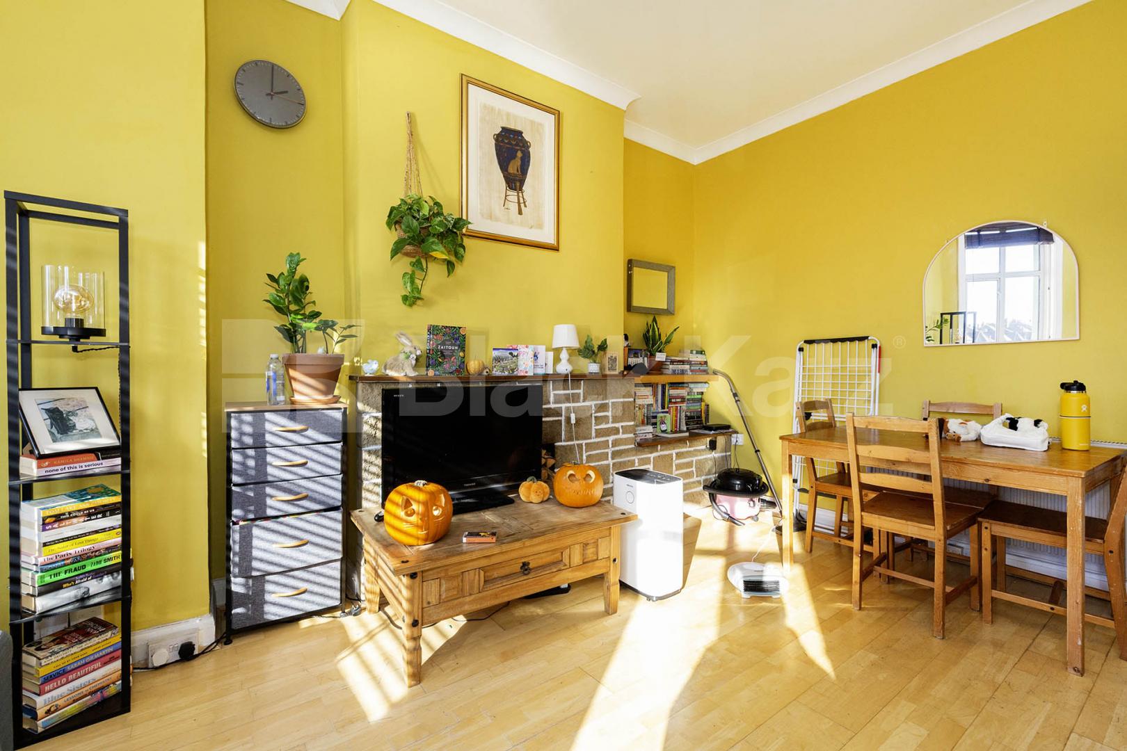 This is a fantastic split level three double bedroom, two bathrooms apartment set within well maintained Victorian house conversion in West Hampstead (JUBILEE LINE, OVERGROUND and THAMESLINK) Kilburn (JUBILEE LINE) Fordwych Road, London, NW2,  London