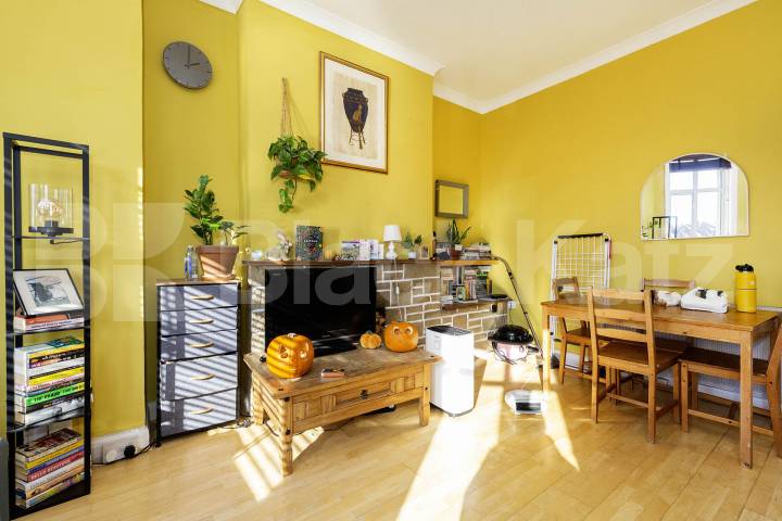 This is a fantastic split level three double bedroom, two bathrooms apartment set within well maintained Victorian house conversion in West Hampstead (JUBILEE LINE, OVERGROUND and THAMESLINK) Kilburn (JUBILEE LINE) Fordwych Road, London, NW2,  London