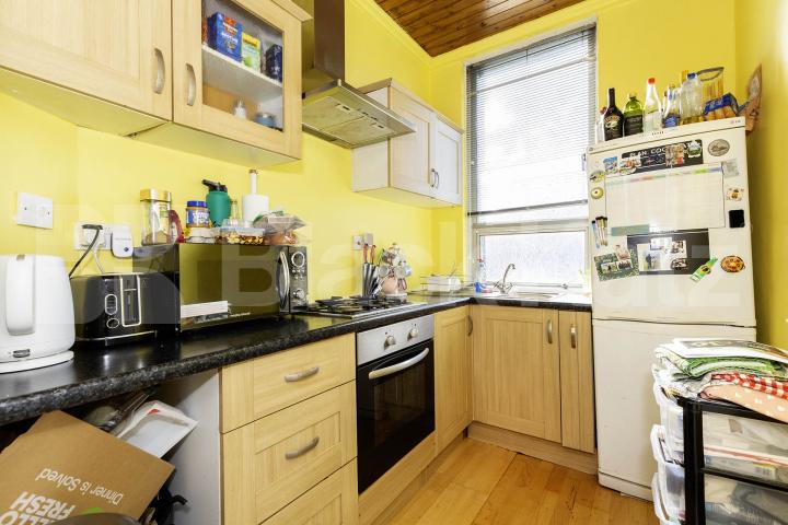 This is a fantastic split level three double bedroom, two bathrooms apartment set within well maintained Victorian house conversion in West Hampstead (JUBILEE LINE, OVERGROUND and THAMESLINK) Kilburn (JUBILEE LINE) Fordwych Road, London, NW2,  London