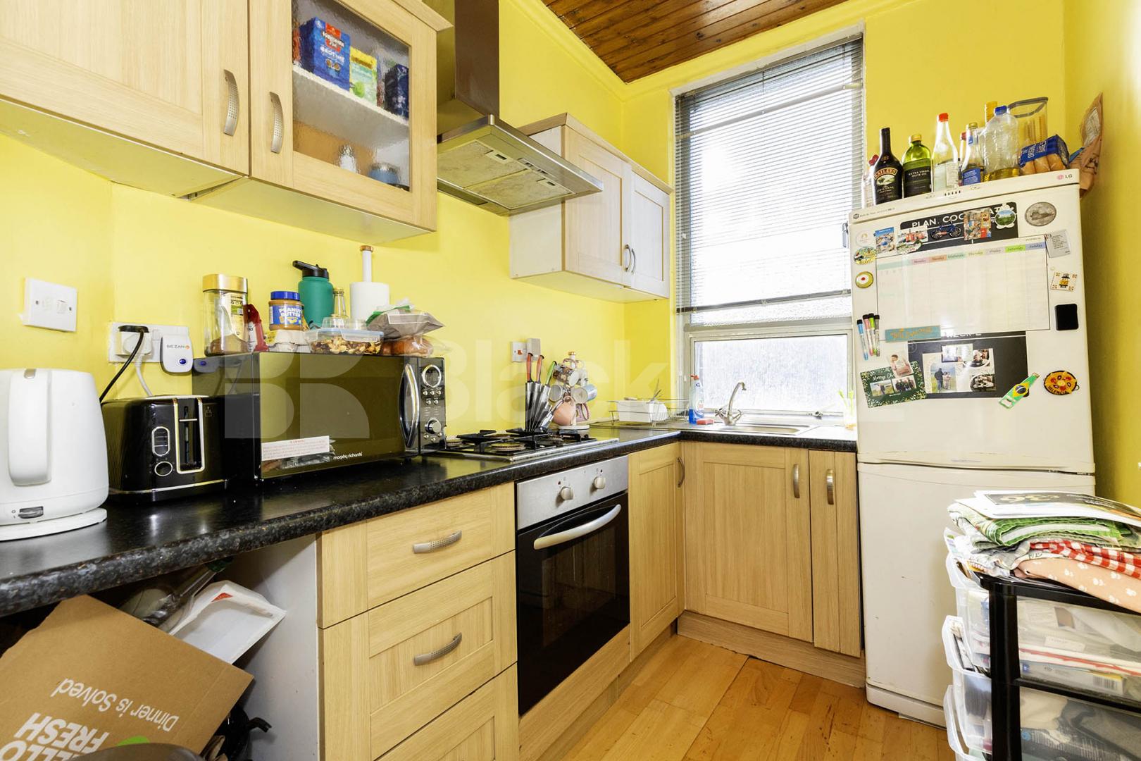 This is a fantastic split level three double bedroom, two bathrooms apartment set within well maintained Victorian house conversion in West Hampstead (JUBILEE LINE, OVERGROUND and THAMESLINK) Kilburn (JUBILEE LINE) Fordwych Road, London, NW2,  London