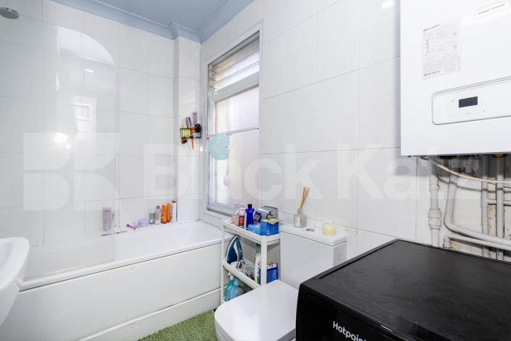This is a fantastic split level three double bedroom, two bathrooms apartment set within well maintained Victorian house conversion in West Hampstead (JUBILEE LINE, OVERGROUND and THAMESLINK) Kilburn (JUBILEE LINE) Fordwych Road, London, NW2,  London