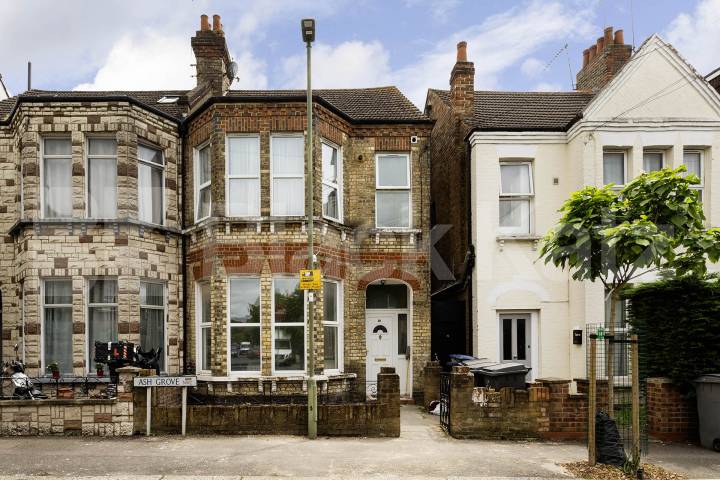 Inclusive of council tax, gas and water, this self contained studio benefits from a private kitchen and bathroom as well as direct access to the rear garden Ash Grove , London, NW2 (Council tax, gas and water),  London