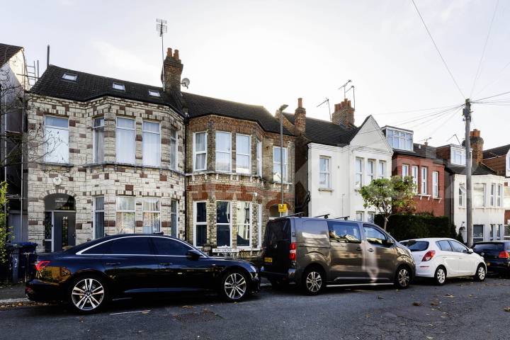 Inclusive of council tax, gas and water, this self contained studio benefits from a private kitchen and bathroom as well as direct access to the rear garden Ash Grove , London, NW2 (Council tax, gas and water),  London