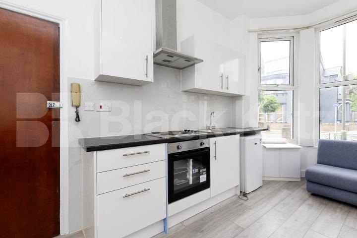 A well-presented, fully furnished studio apartment situated in the popular residential area of Ash Grove, NW2.The property offers a bright and comfortable living and sleeping area with its own private kitchen and access to a clean, shared bathroom Ash Grove, London, NW2 (Council tax, gas and water Included),  London