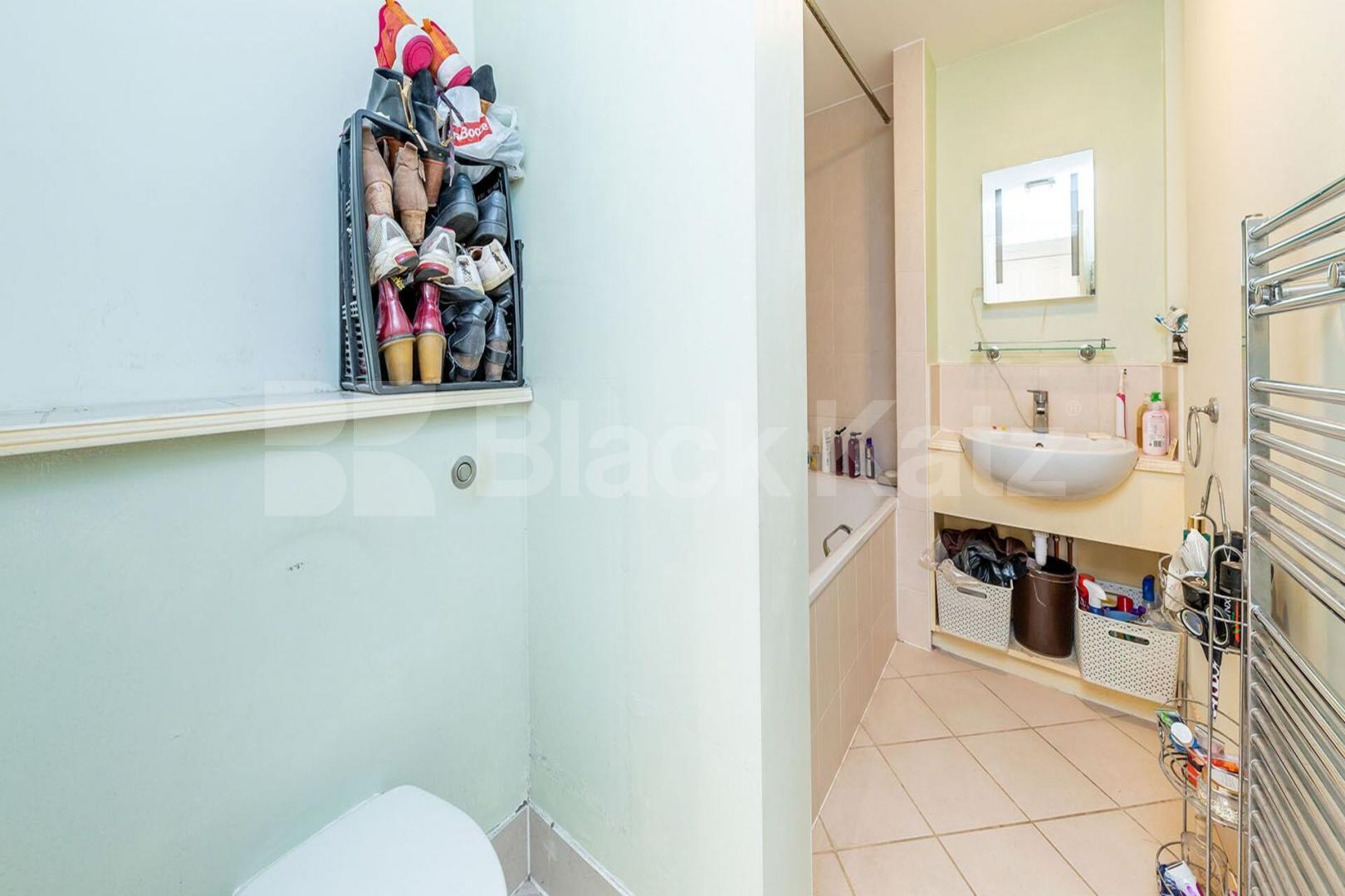  Beautiful & spacious 1 double bedroom property on the very popular Weston Park Weston Park , Crouch End