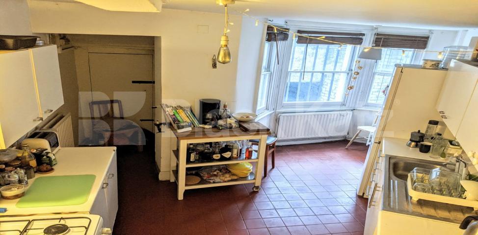 			LET  , 1 Bedroom, 1 bath, 1 reception House			 Queenstown Road, Battersea Park