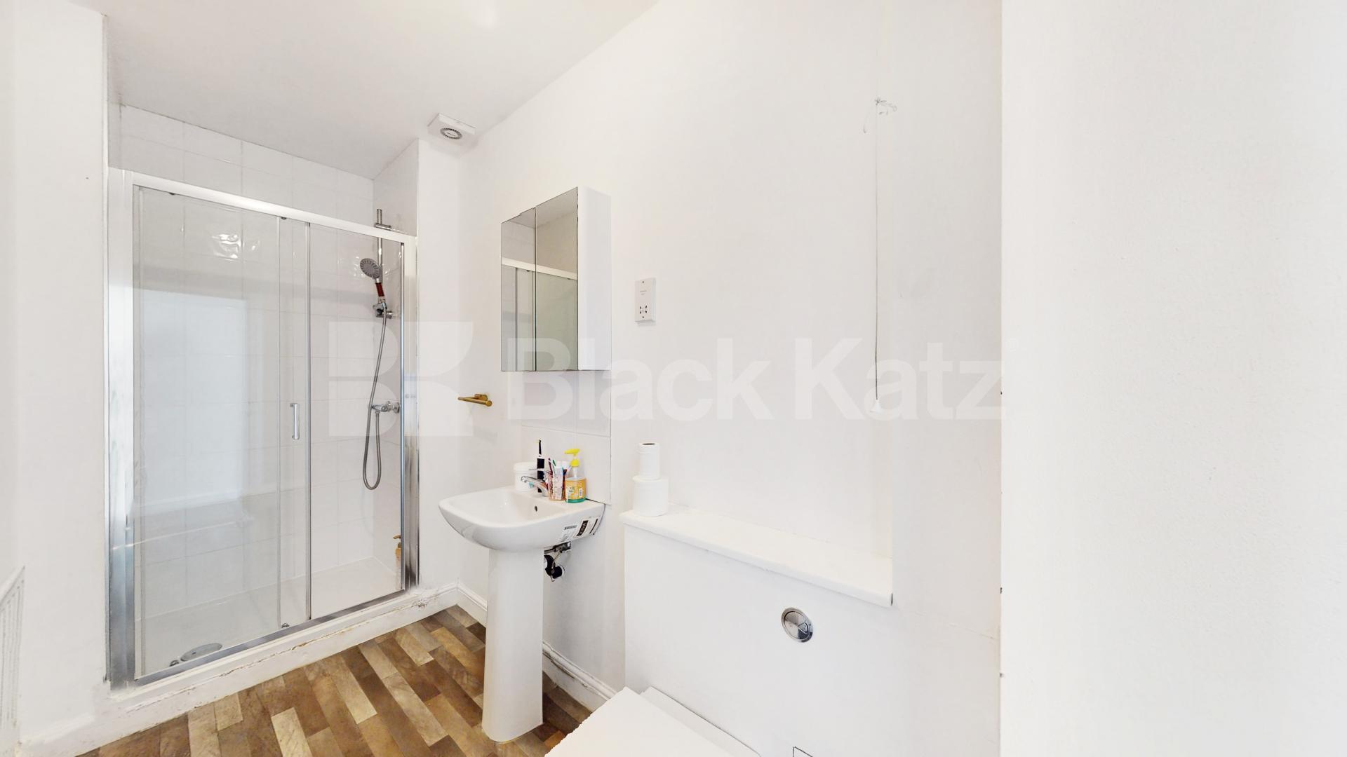This is a large one double bedroom flat set on the top floor of period conversion next to Edgware Road station (Northern line) Station Road, Edgware, HA8,  Edgware
