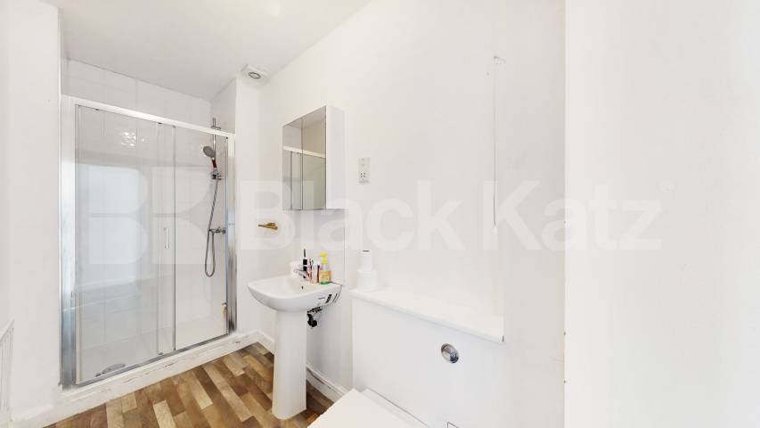 This is a large one double bedroom flat set on the top floor of period conversion next to Edgware Road station (Northern line) Station Road, Edgware, HA8,  Edgware