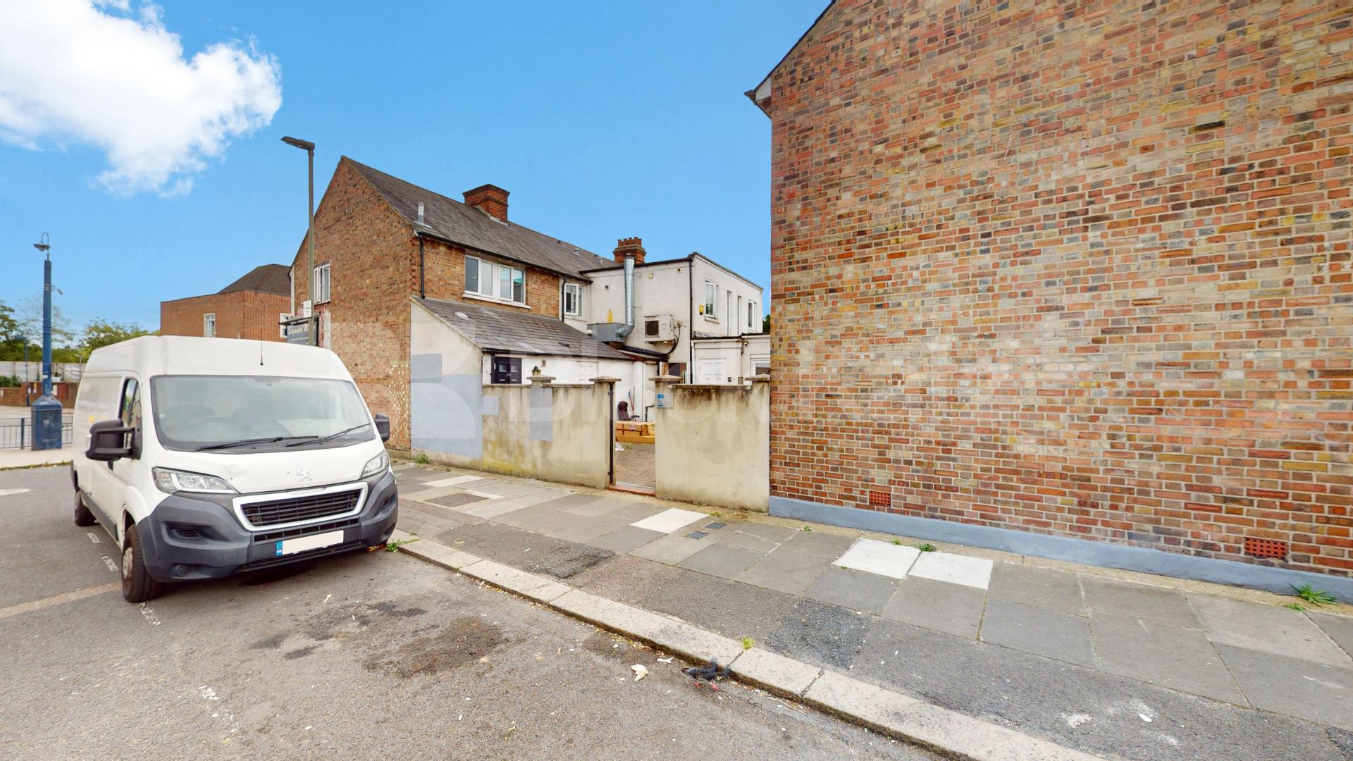 This is a large one double bedroom flat set on the top floor of period conversion next to Edgware Road station (Northern line) Station Road, Edgware, HA8,  Edgware