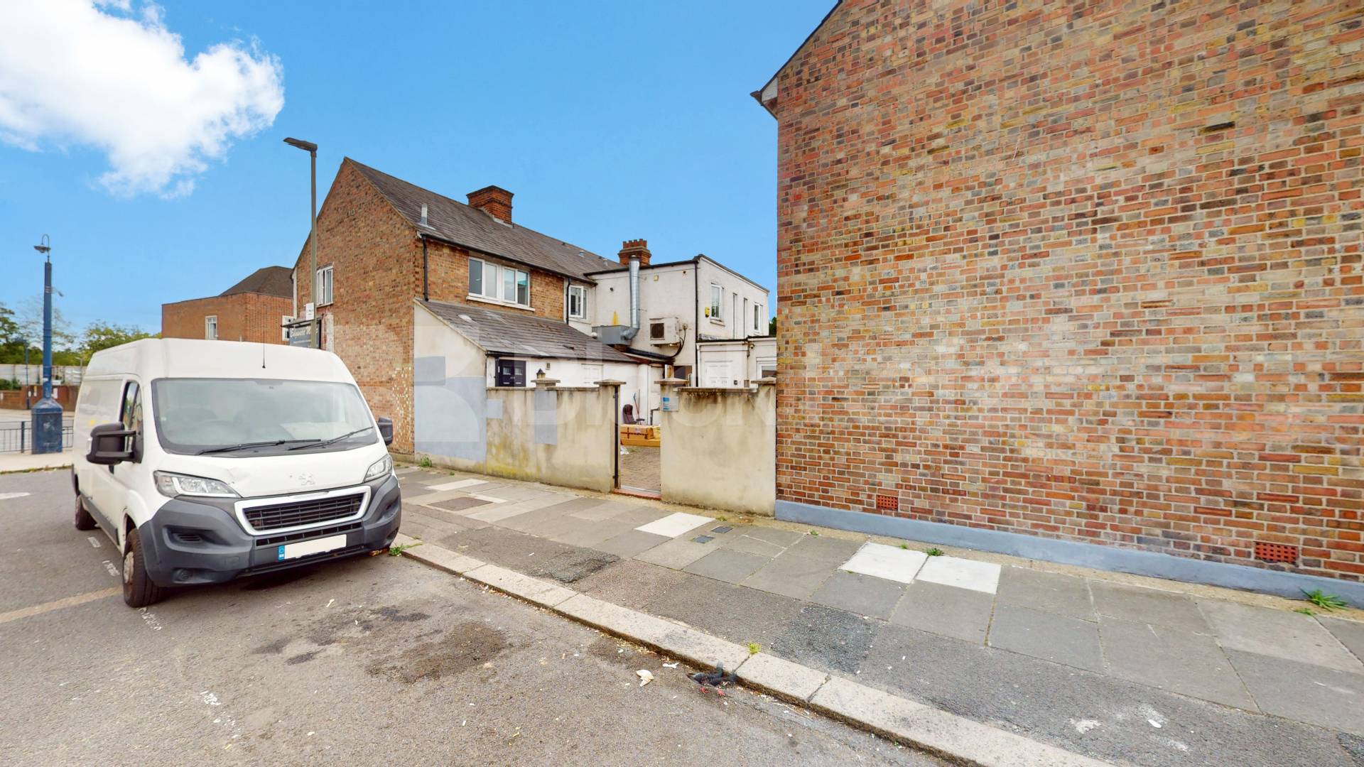 This is a large one double bedroom flat set on the top floor of period conversion next to Edgware Road station (Northern line) Station Road, Edgware, HA8,  Edgware