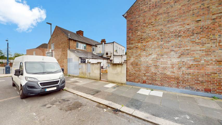 This is a large one double bedroom flat set on the top floor of period conversion next to Edgware Road station (Northern line) Station Road, Edgware, HA8,  Edgware