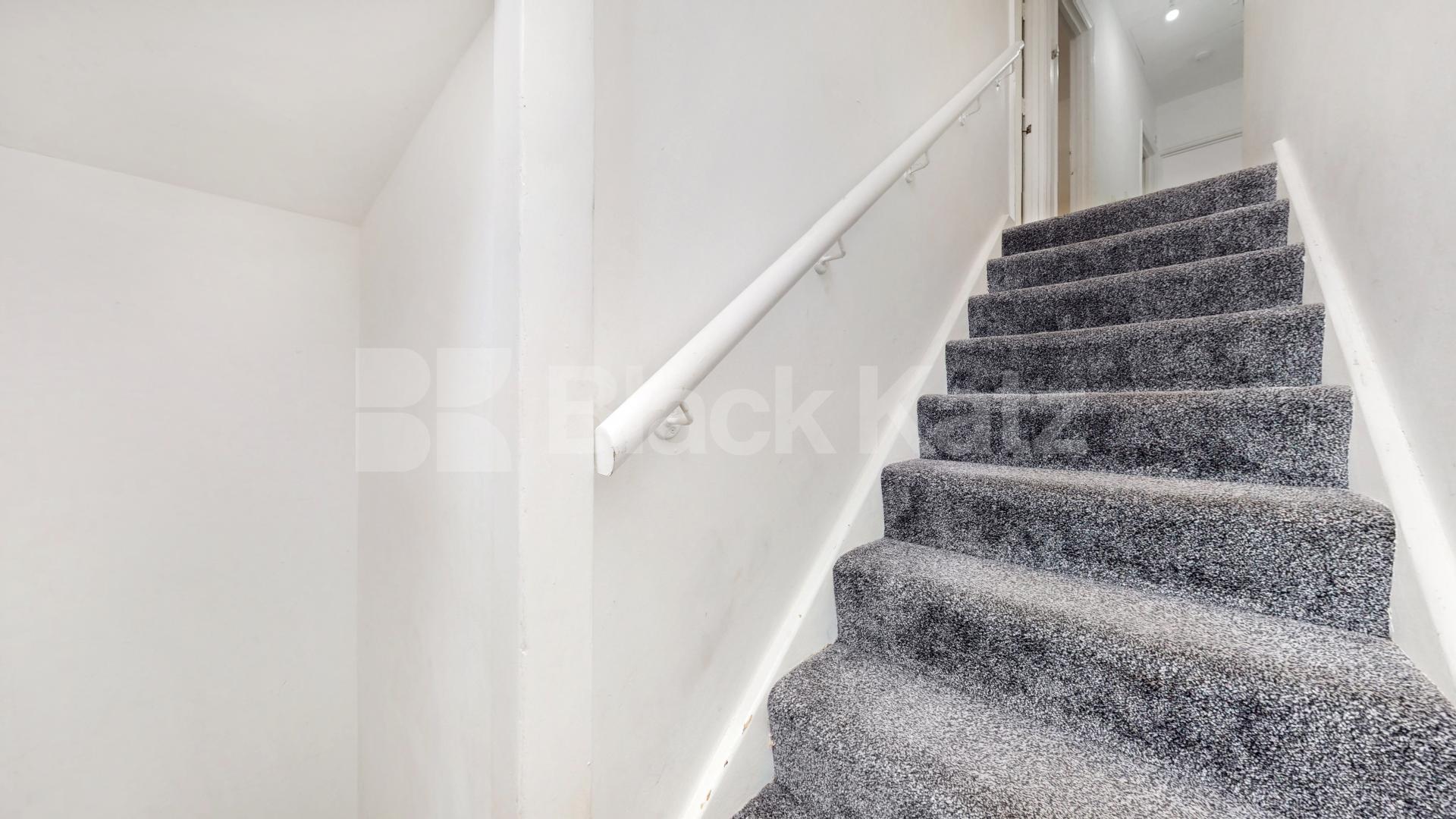 This is a large one double bedroom flat set on the top floor of period conversion next to Edgware Road station (Northern line) Station Road, Edgware, HA8,  Edgware