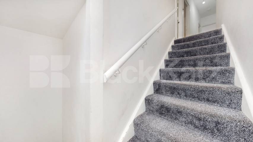 This is a large one double bedroom flat set on the top floor of period conversion next to Edgware Road station (Northern line) Station Road, Edgware, HA8,  Edgware