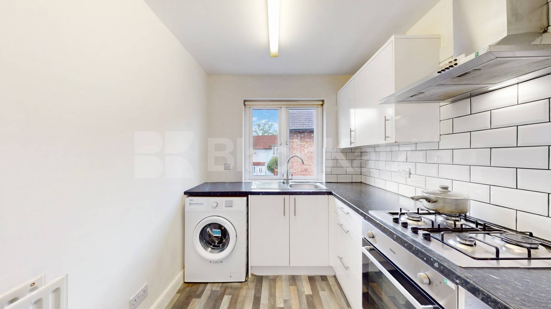 This is a large one double bedroom flat set on the top floor of period conversion next to Edgware Road station (Northern line) Station Road, Edgware, HA8,  Edgware