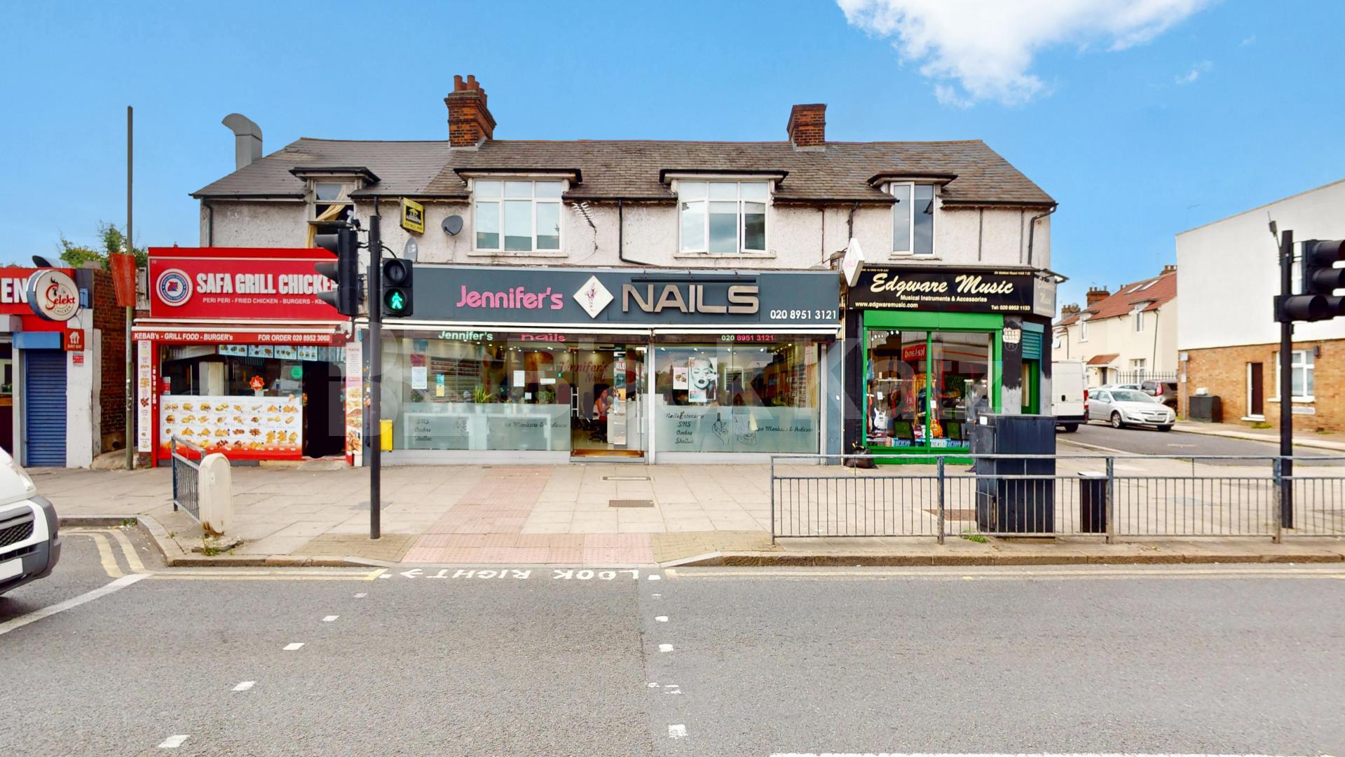 This is a large one double bedroom flat set on the top floor of period conversion next to Edgware Road station (Northern line) Station Road, Edgware, HA8,  Edgware