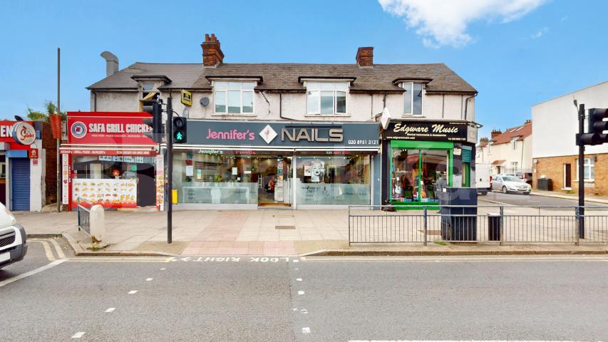 This is a large one double bedroom flat set on the top floor of period conversion next to Edgware Road station (Northern line) Station Road, Edgware, HA8,  Edgware