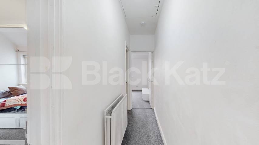 This is a large one double bedroom flat set on the top floor of period conversion next to Edgware Road station (Northern line) Station Road, Edgware, HA8,  Edgware