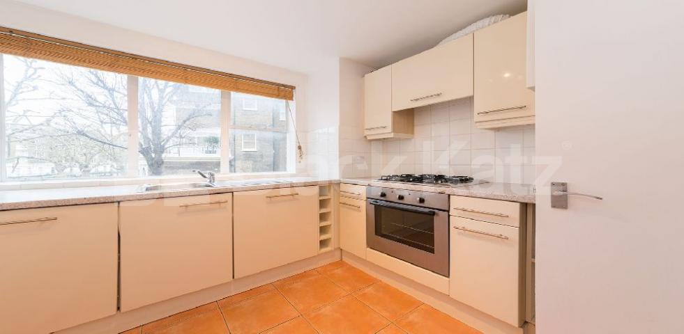 			2 Bedroom, 1 bath, 1 reception Flat			 Clifton Gardens, MAIDA VALE/LITTLE VENICE