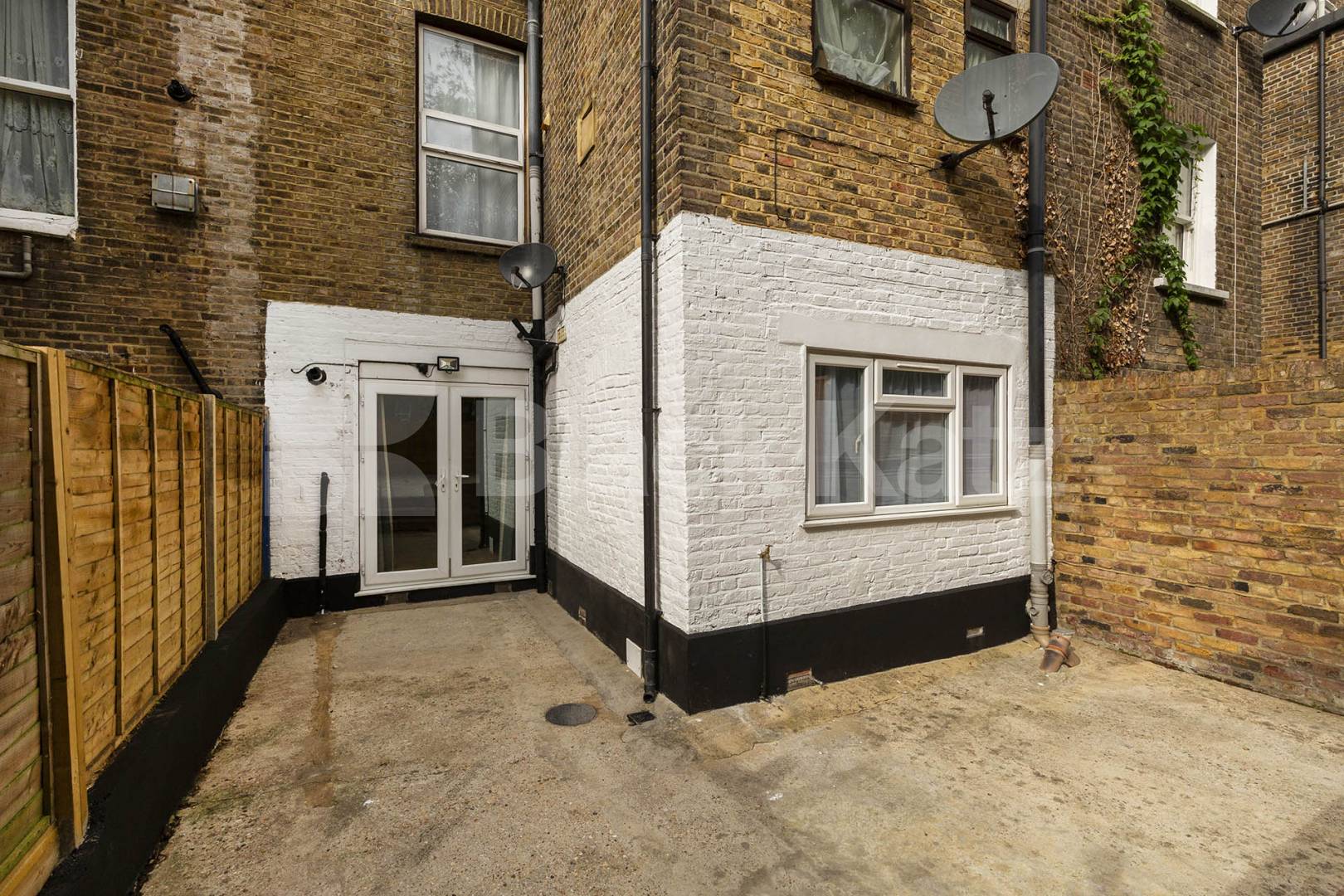 Black Katz is proud to offer this superb two bedroom garden flat finished to a high standard Burlington Gardens, London, W3,  London