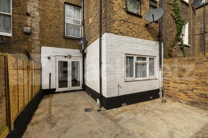 Black Katz is proud to offer this superb two bedroom garden flat finished to a high standard Burlington Gardens, London, W3,  London