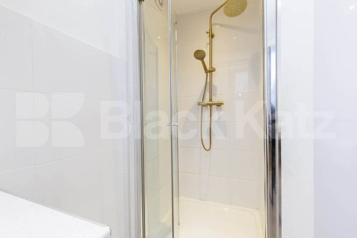 Council tax, Gas + Water included Large Studio in Kilburn Callcott road, London, NW6 ( Council tax, Gas and Water included),  London